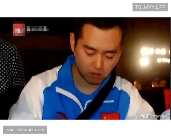 孔令辉站在豪车旁拎外卖，画面违和得像电视剧