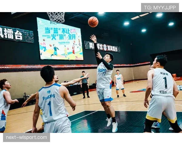 篮球比赛中裁判判罚流程：一步步解析争议哨响后的正确判定依据